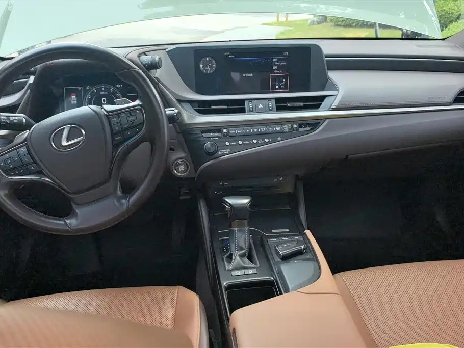 Lexus ES 2020 — фото 12