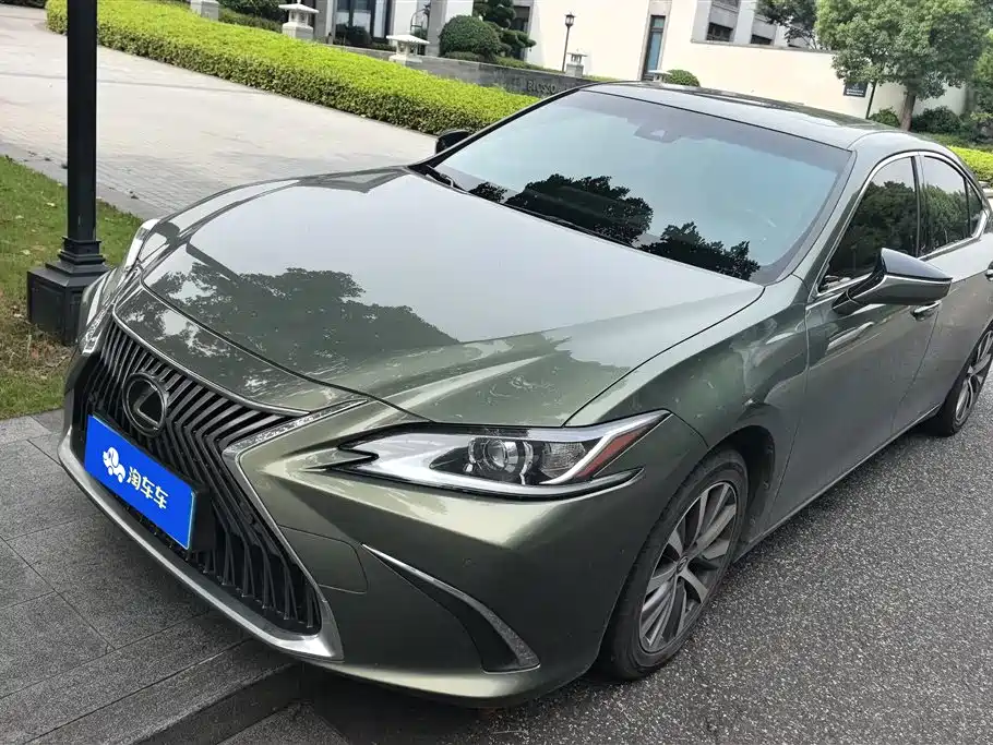 Lexus ES 2020 — фото 1