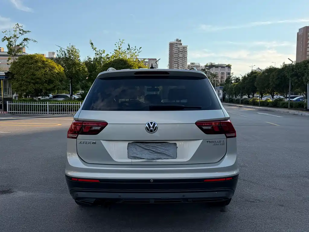 Volkswagen Tiguan L 2017 — фото 3