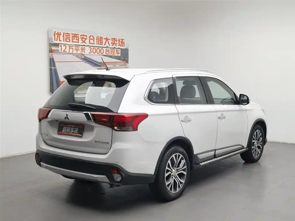 Mitsubishi Outlander 2017 — фото 2