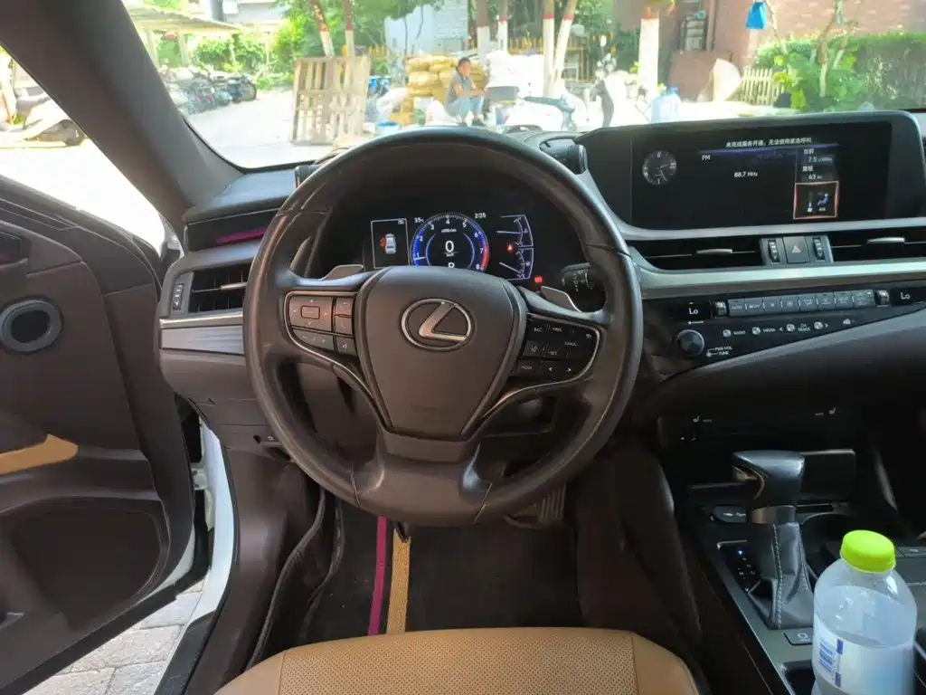 Lexus ES 2020