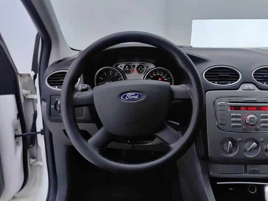 Ford Focus 2015 — фото 15