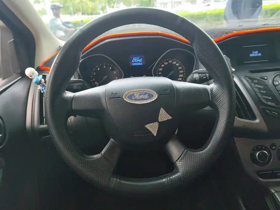 Ford Focus 2013 — фото 15