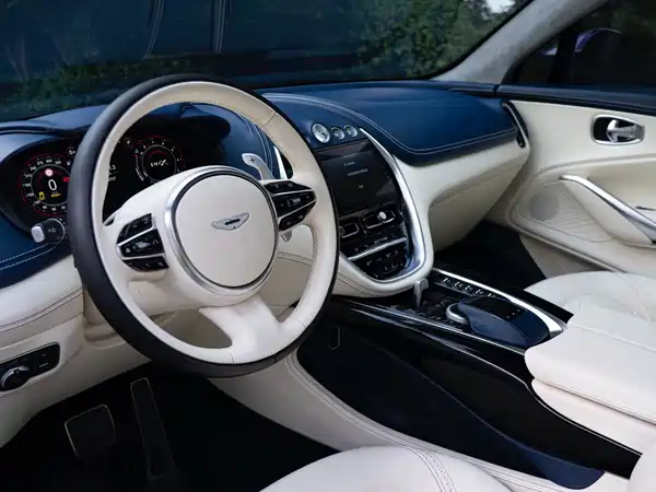 Aston Martin DBX 2022