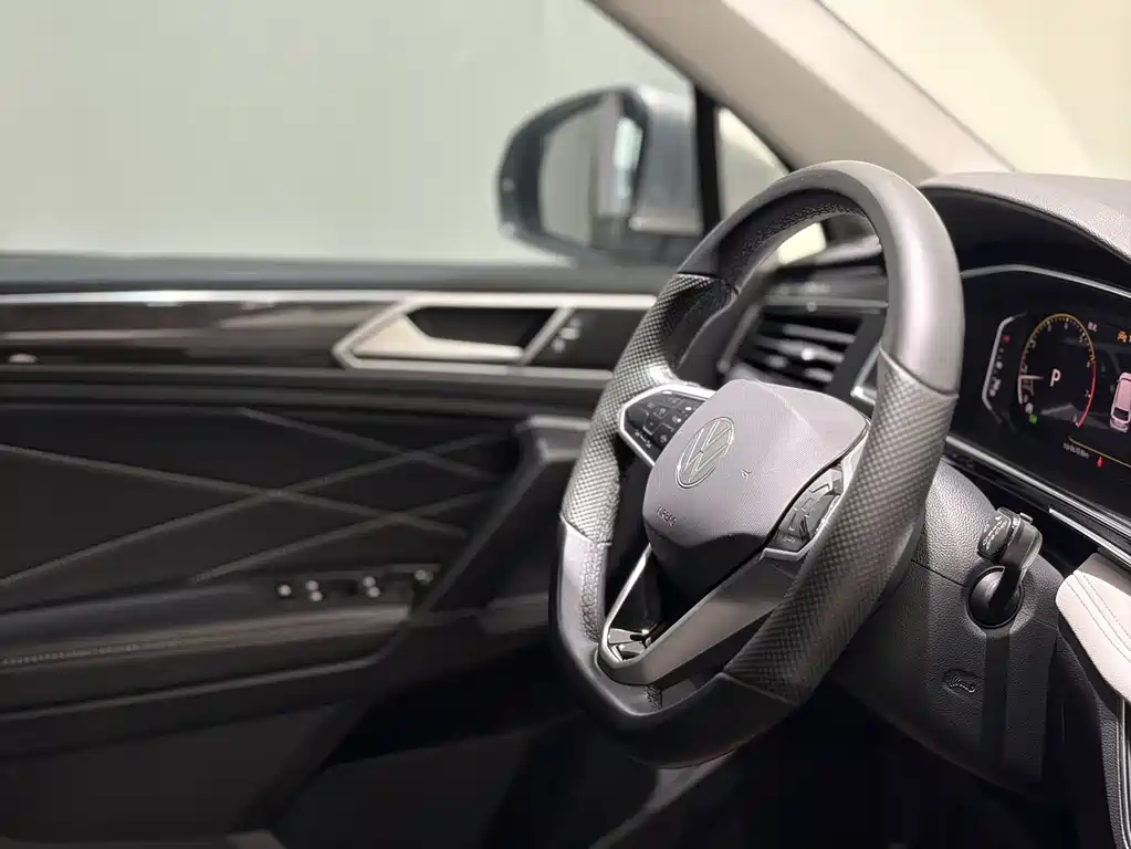 Volkswagen Tiguan L 2023 — фото 11