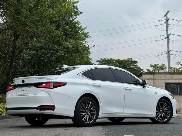 Lexus ES 2021