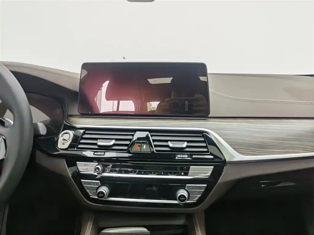 BMW 5 Series 2021 — фото 12