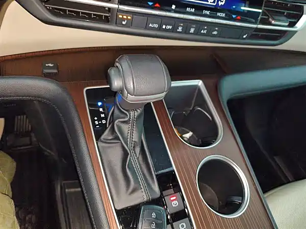 Toyota Granvia 2023