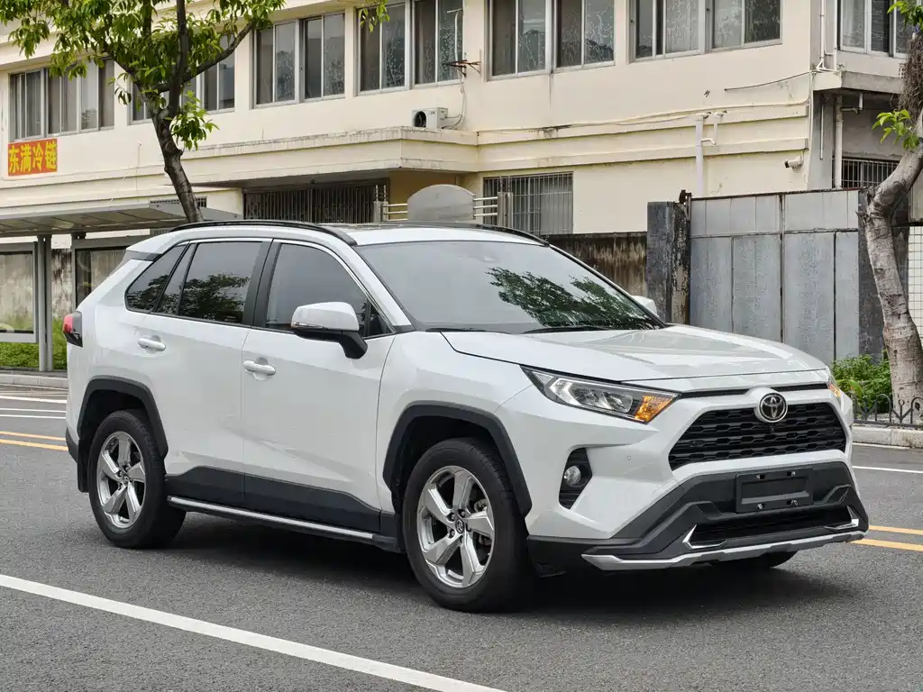 Toyota RAV4 2023 — фото 3