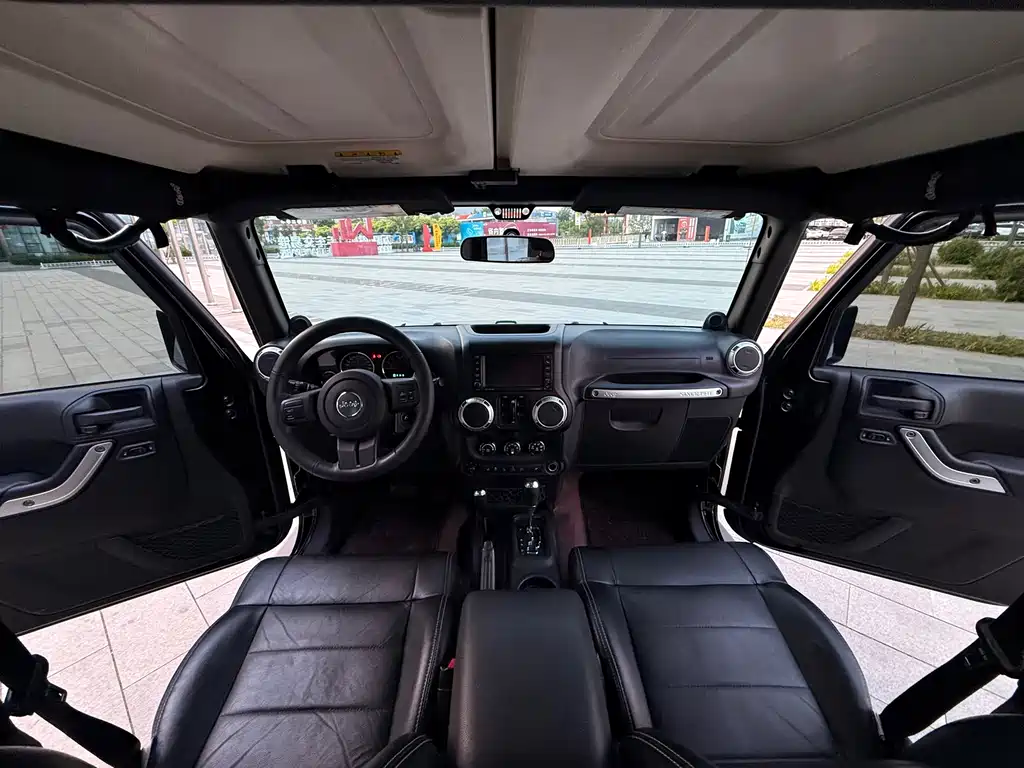 Jeep Wrangler 2012 — фото 10