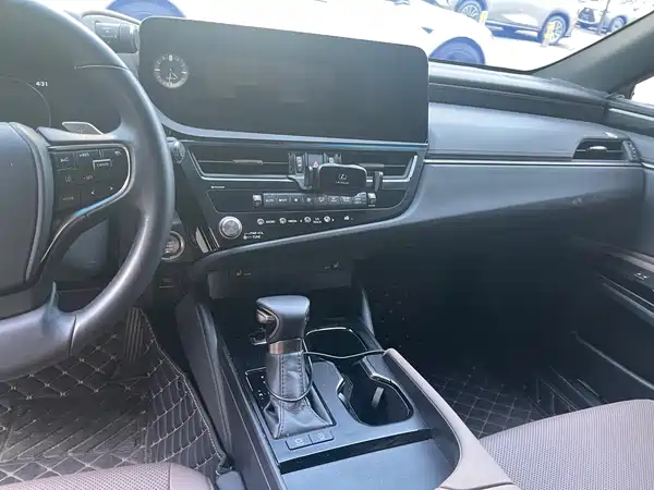 Lexus ES 2024