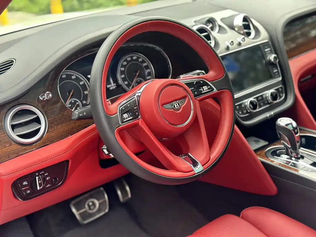 Bentley Bentayga 2019 — фото 12