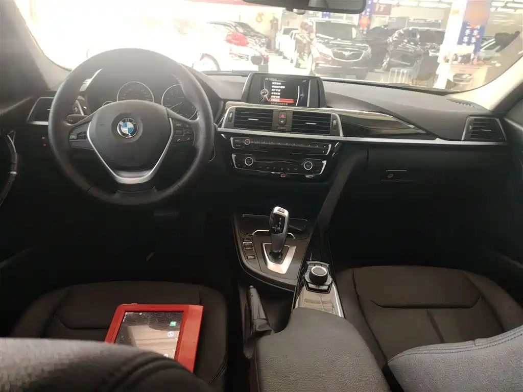 BMW 3 Series 2017 — фото 11