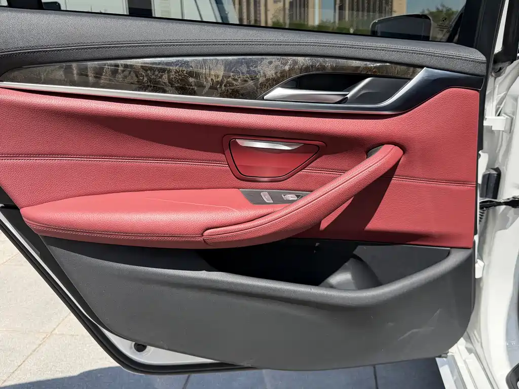 BMW 5 Series 2019 — фото 19