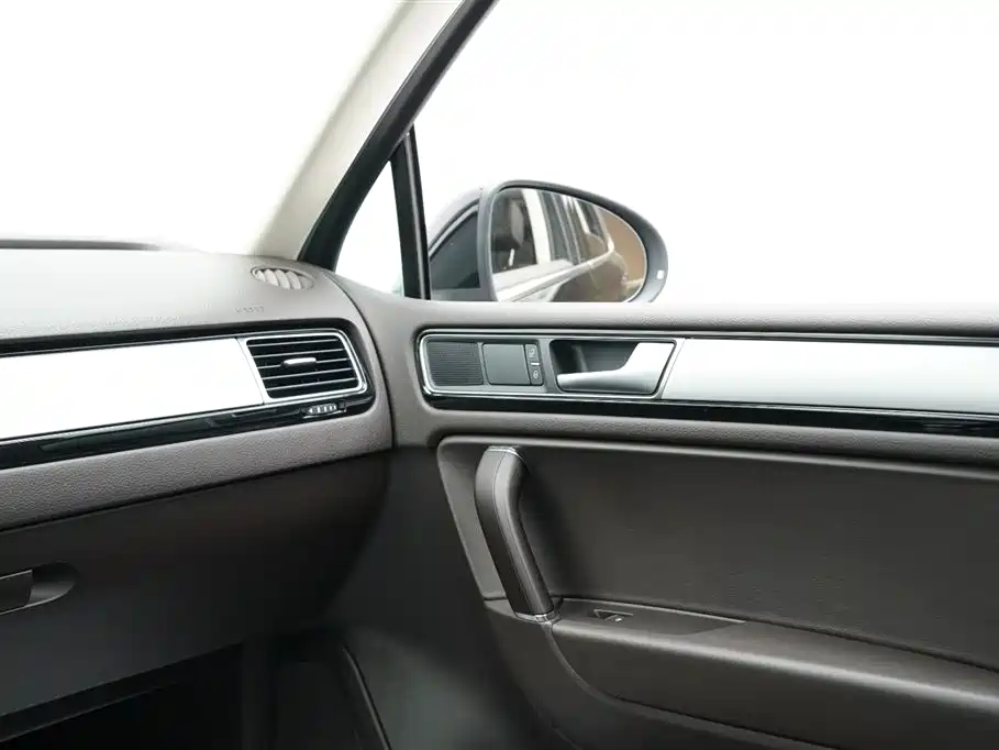 Volkswagen Touareg 2017 — фото 17