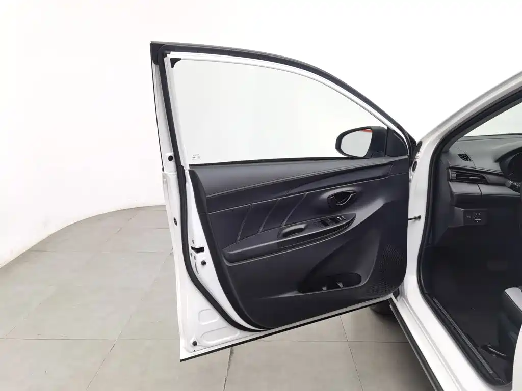 Toyota Yaris L 2020 — фото 8