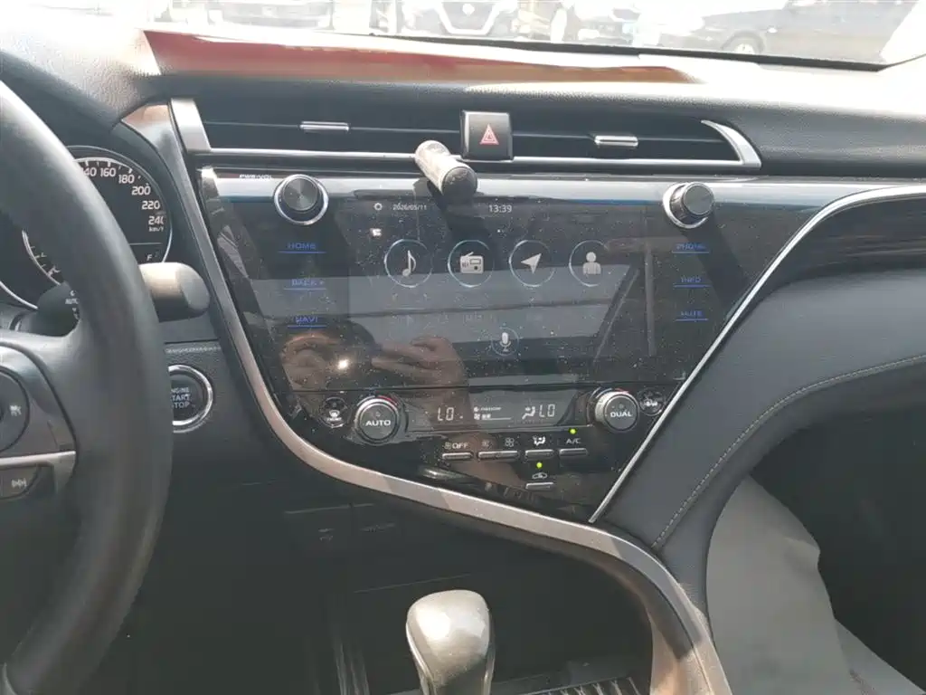 Toyota Camry 2019 — фото 12