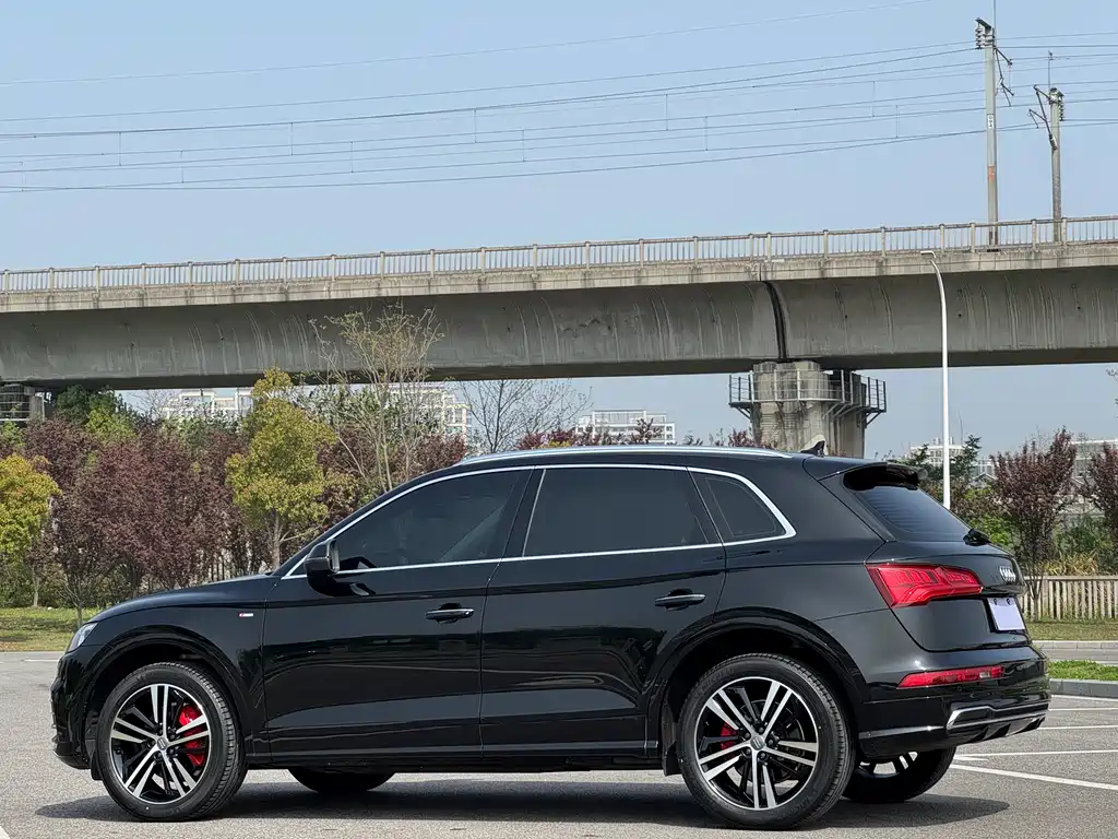 Audi Q5L 2020 — фото 18