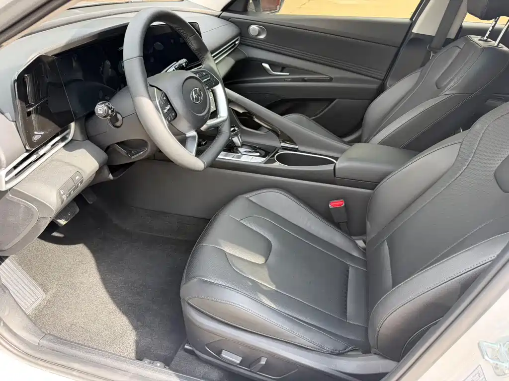 Hyundai Elantra 2022 — фото 17