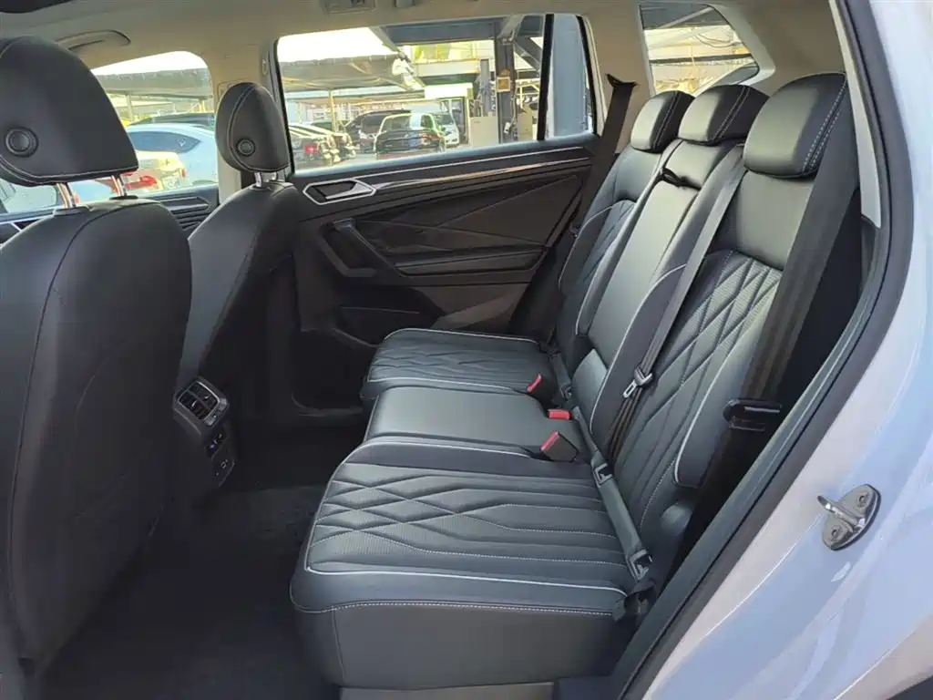 Volkswagen Tiguan L 2023 — фото 17