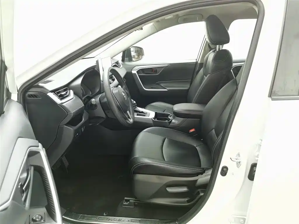 Toyota RAV4 2021 — фото 10