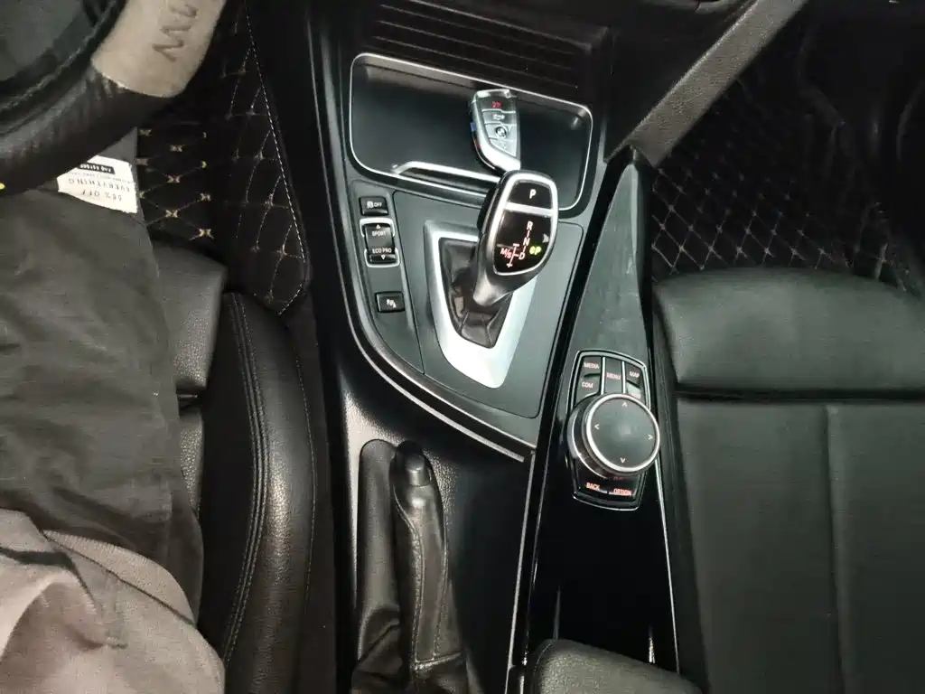 BMW 3 Series 2018 — фото 10