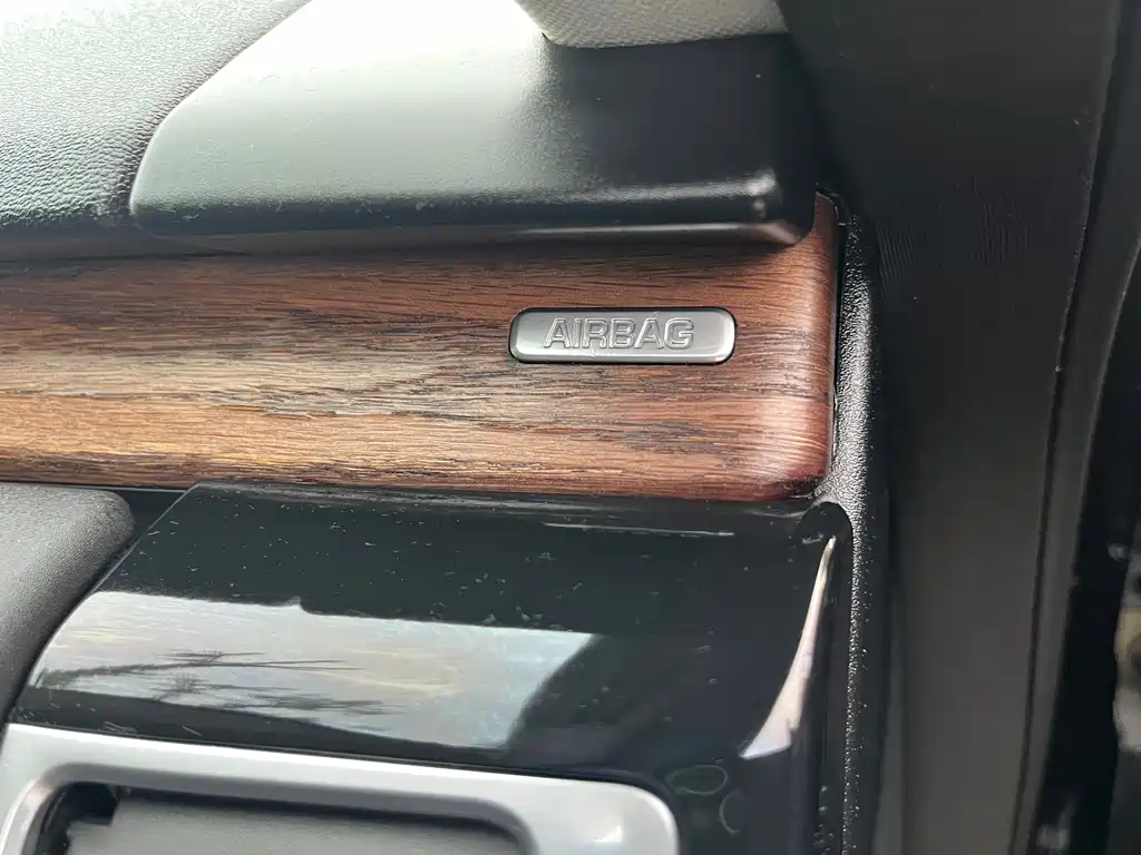 Land Rover Discovery 2018 — фото 27