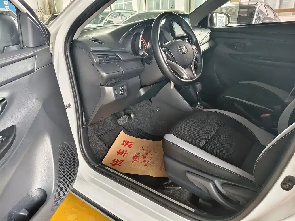 Toyota Yaris L 2022 — фото 11