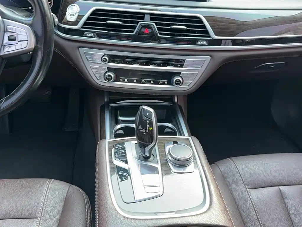 BMW 7 Series 2017 — фото 7