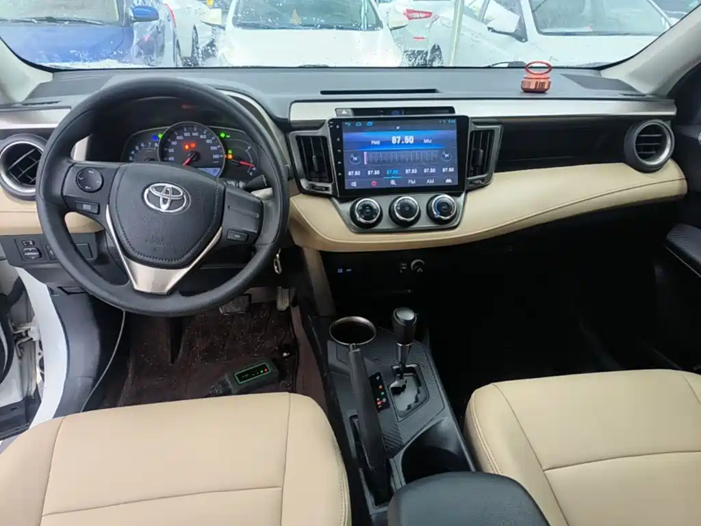 Toyota RAV4 2015 — фото 10