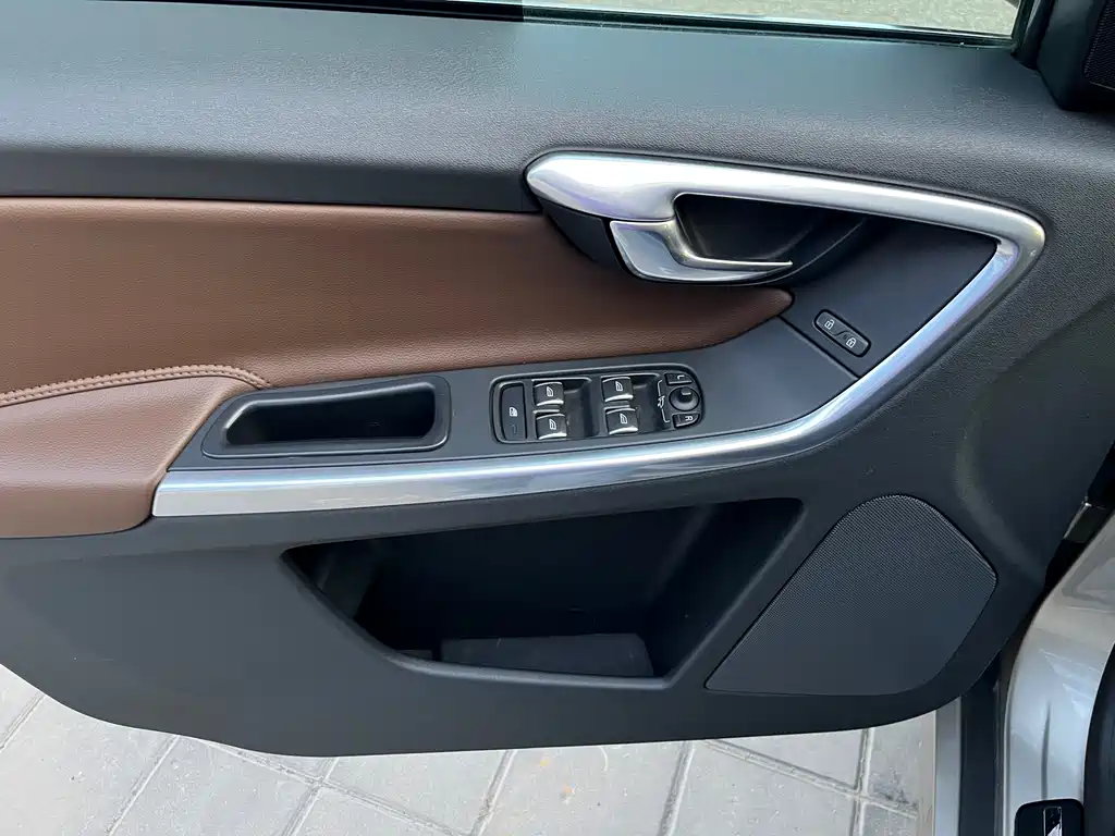 Volvo XC60 2015 — фото 9