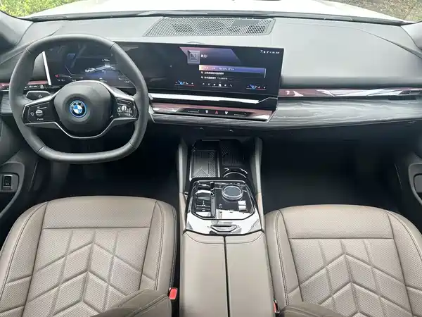 BMW i5 2025