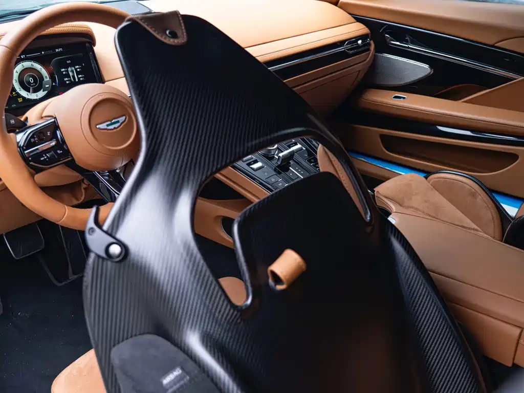 Aston Martin DB12 2024 — фото 13