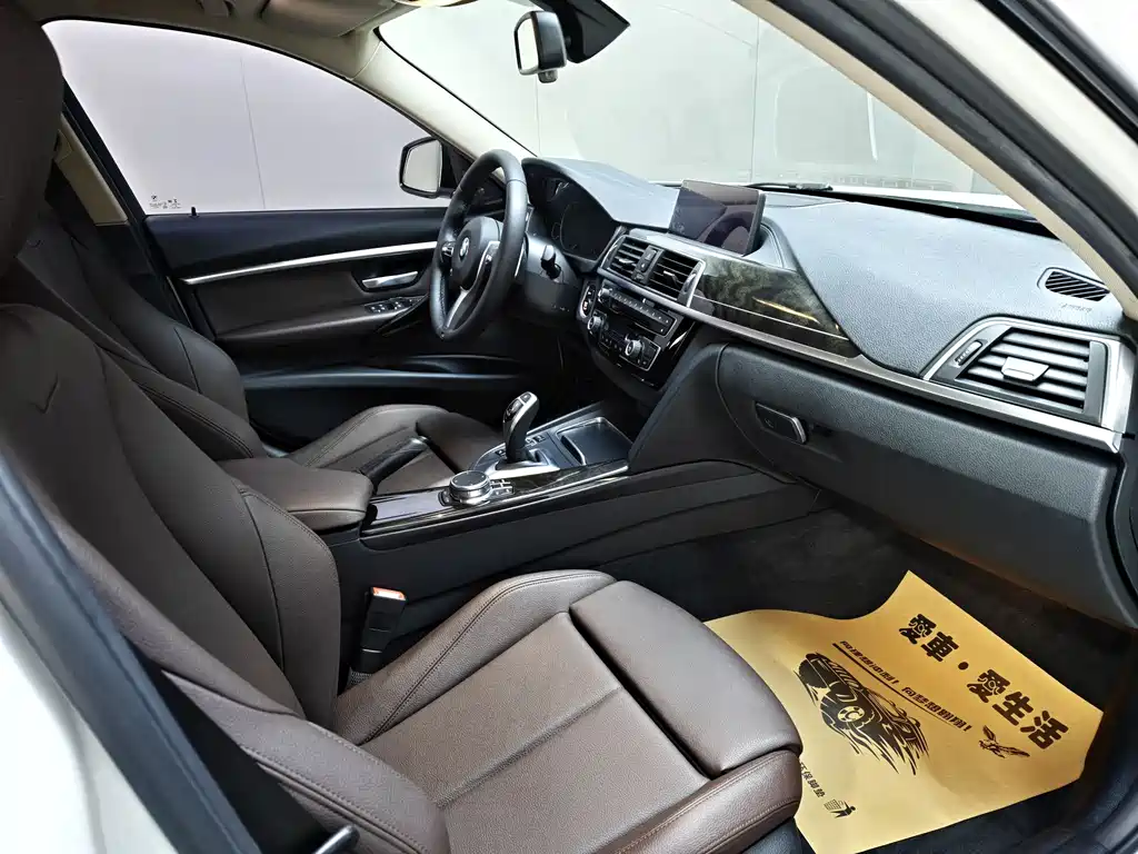 BMW 3 Series 2018 — фото 13