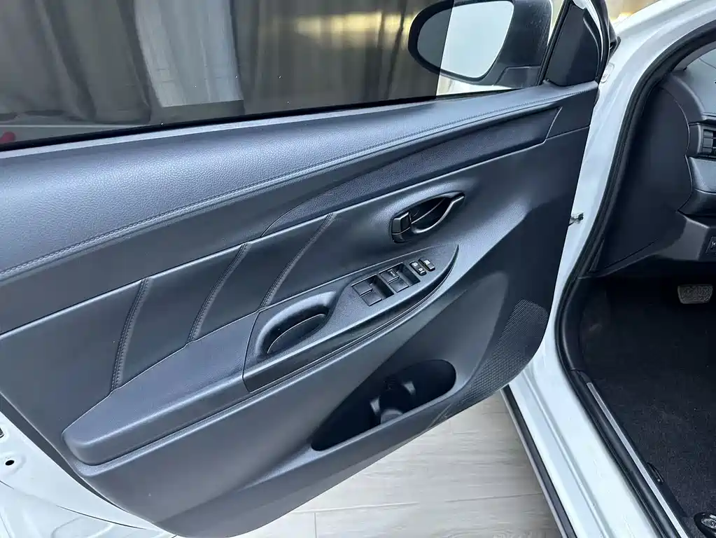 Toyota Yaris L 2022 — фото 13