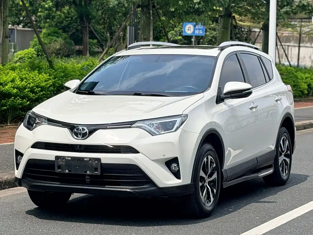 Toyota RAV4 2017 — фото 1