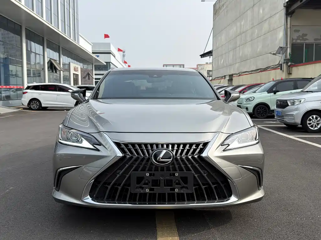 Lexus ES 2024