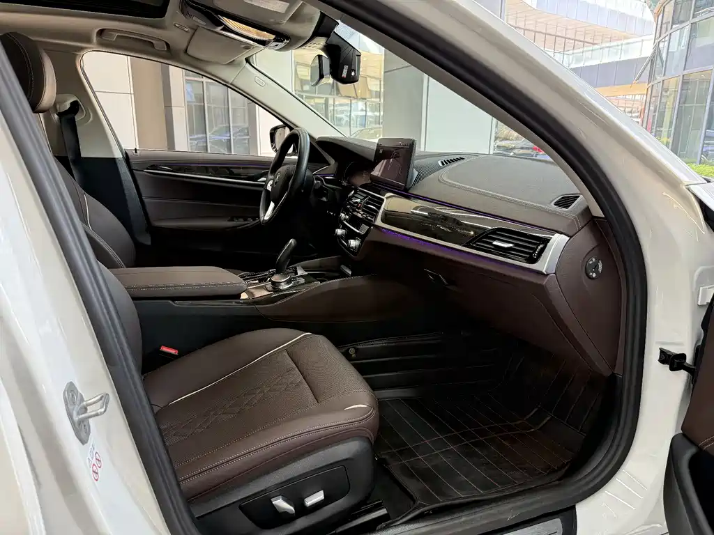 BMW 5 Series 2023 — фото 13