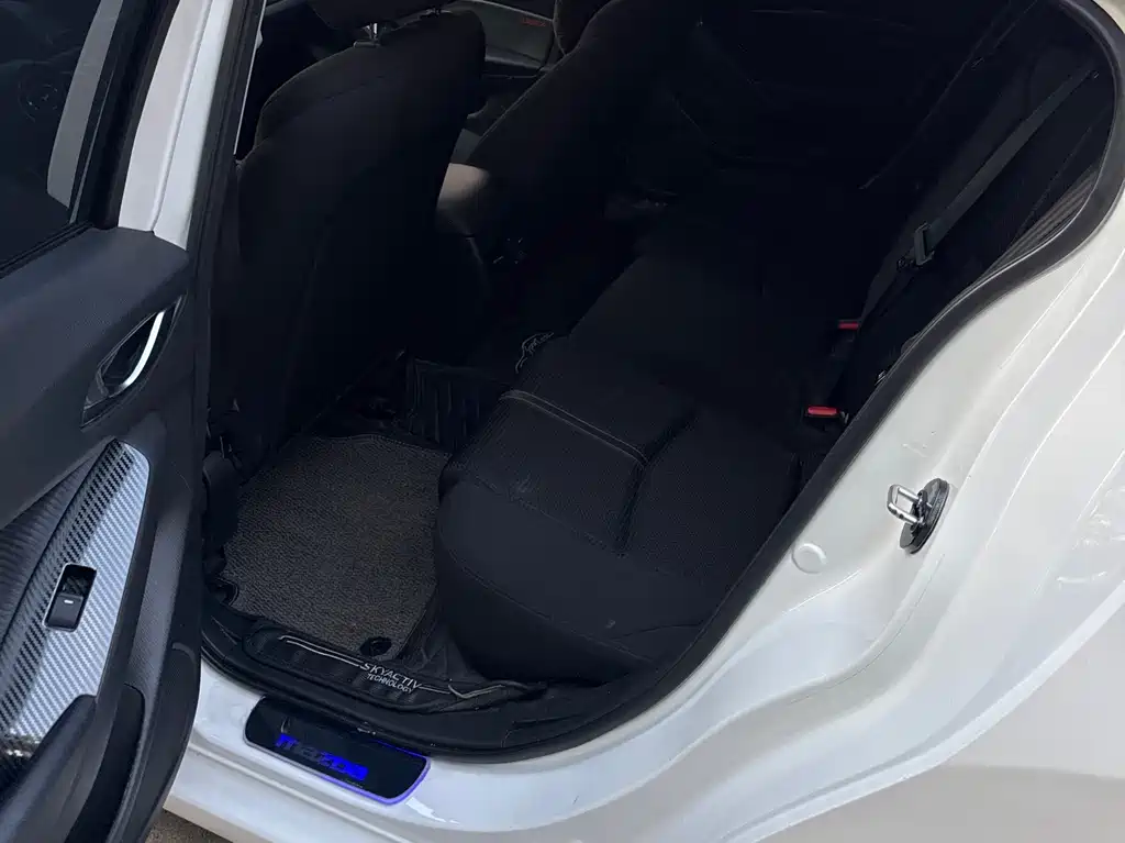 Mazda 3 Axela 2018 — фото 11