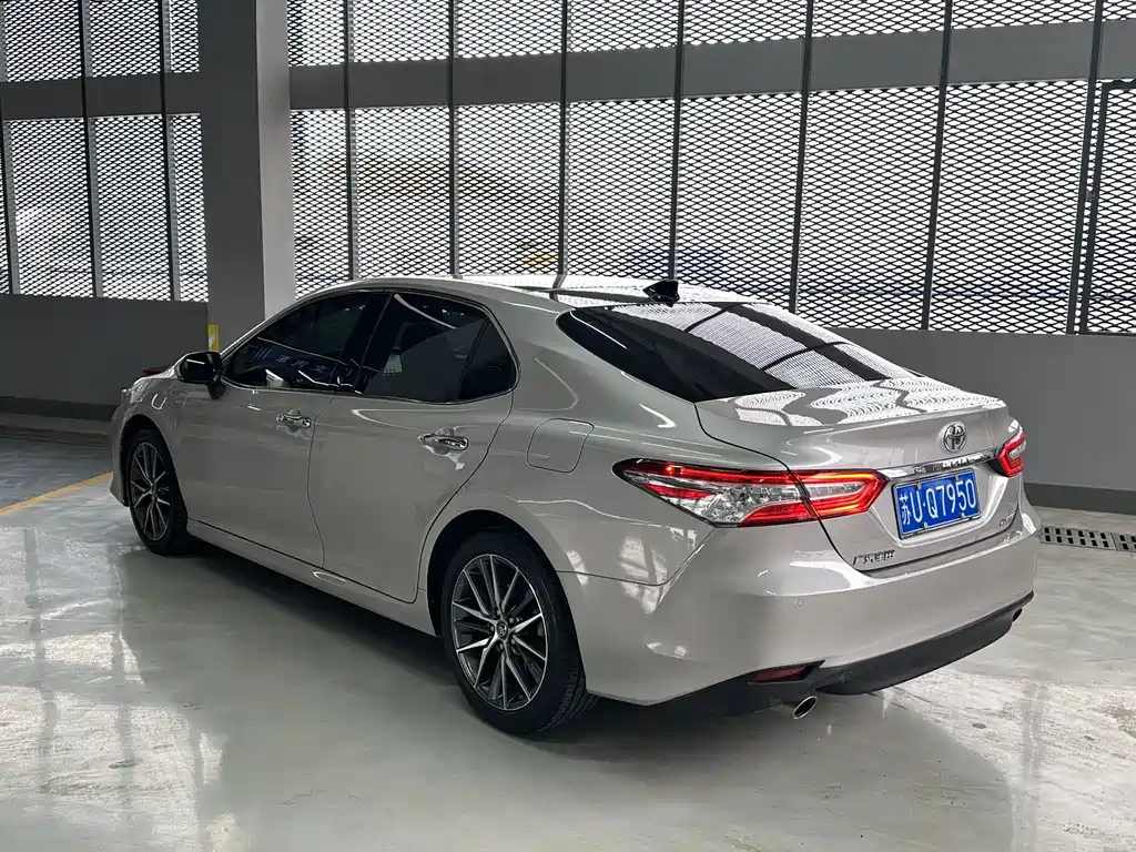 Toyota Camry 2021 — фото 4