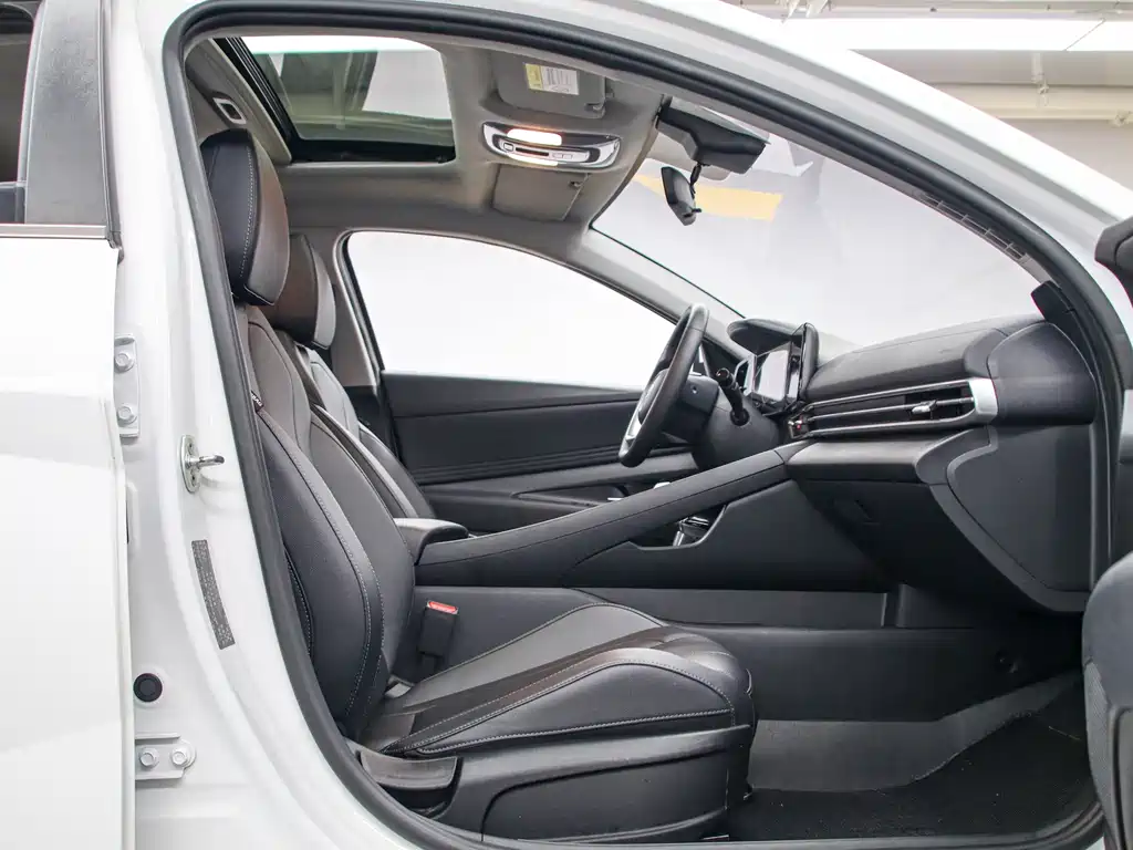 Hyundai Elantra 2023 — фото 13