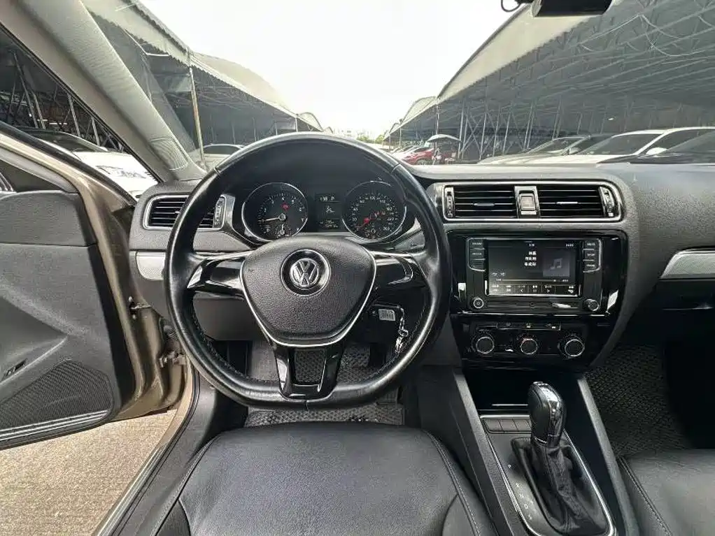 Volkswagen Sagitar 2016