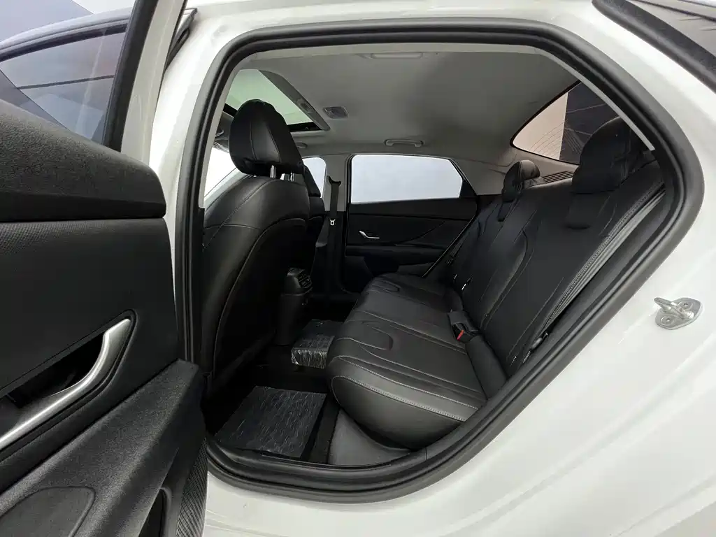 Hyundai Elantra 2022 — фото 12