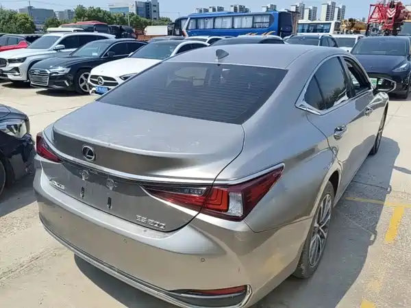 Lexus ES 2022