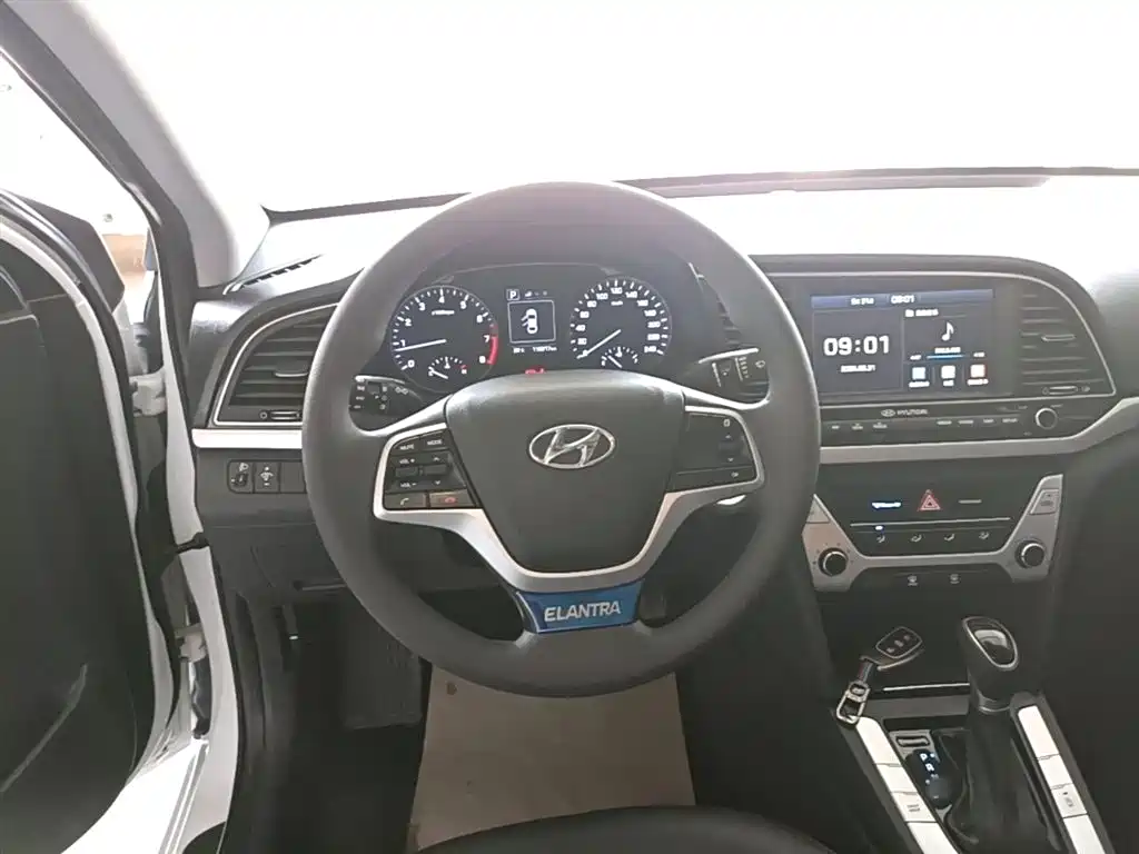 Hyundai Elantra 2019 — фото 11