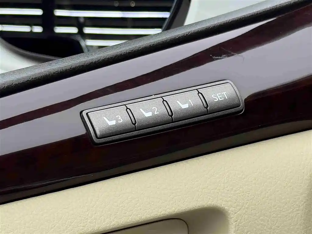 Lexus LX 2011 — фото 17