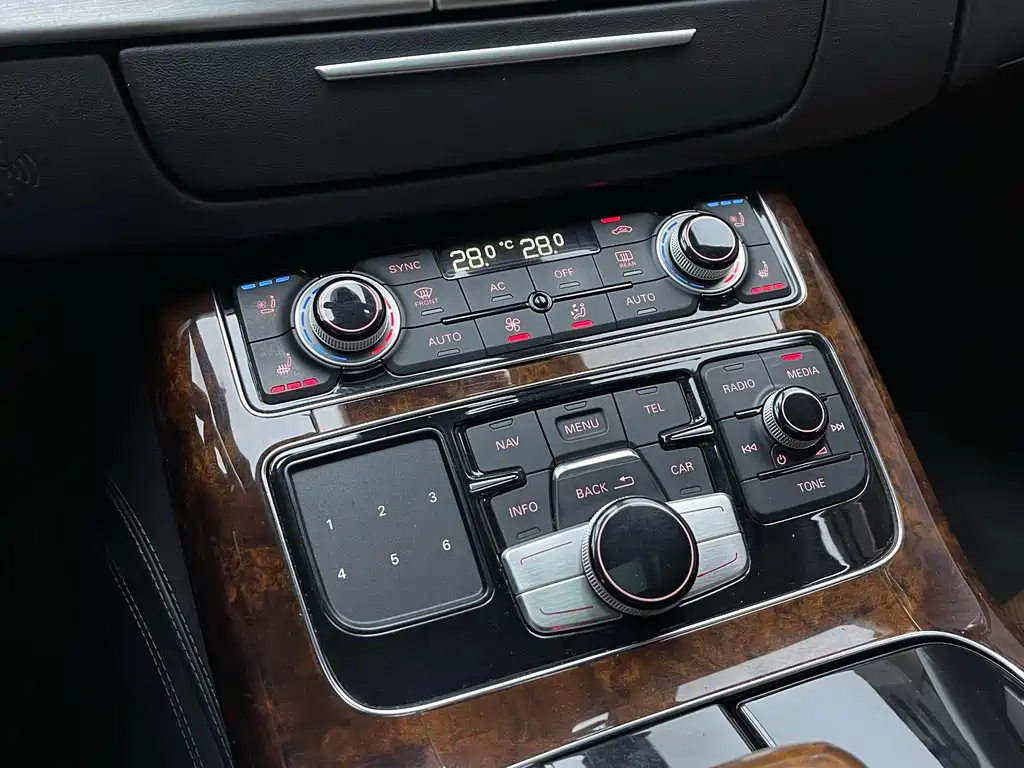 Audi A8 2012 — фото 14