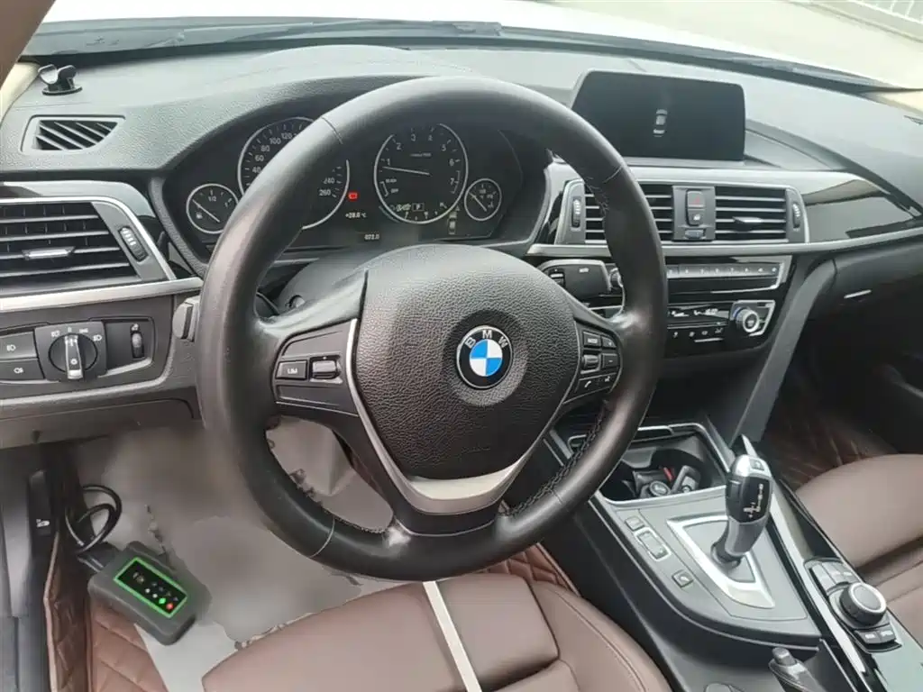 BMW 3 Series 2018 — фото 11