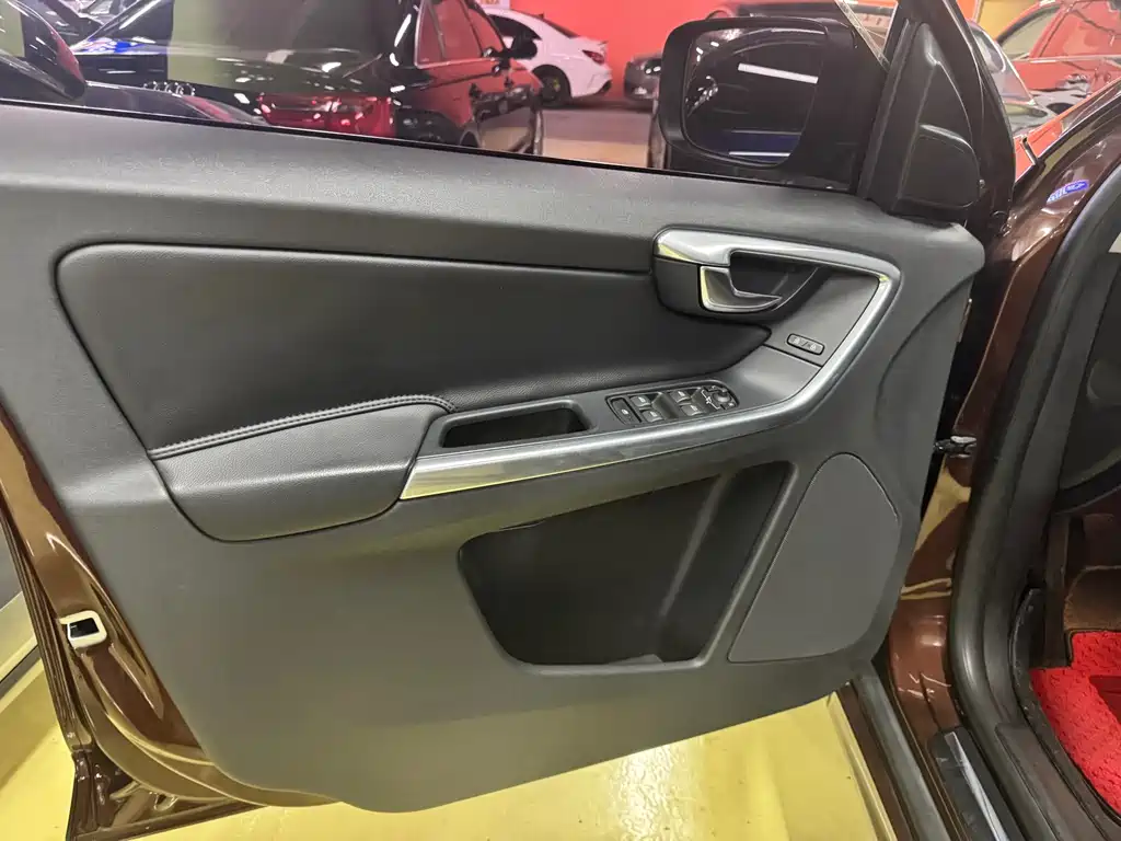 Volvo XC60 2015 — фото 15