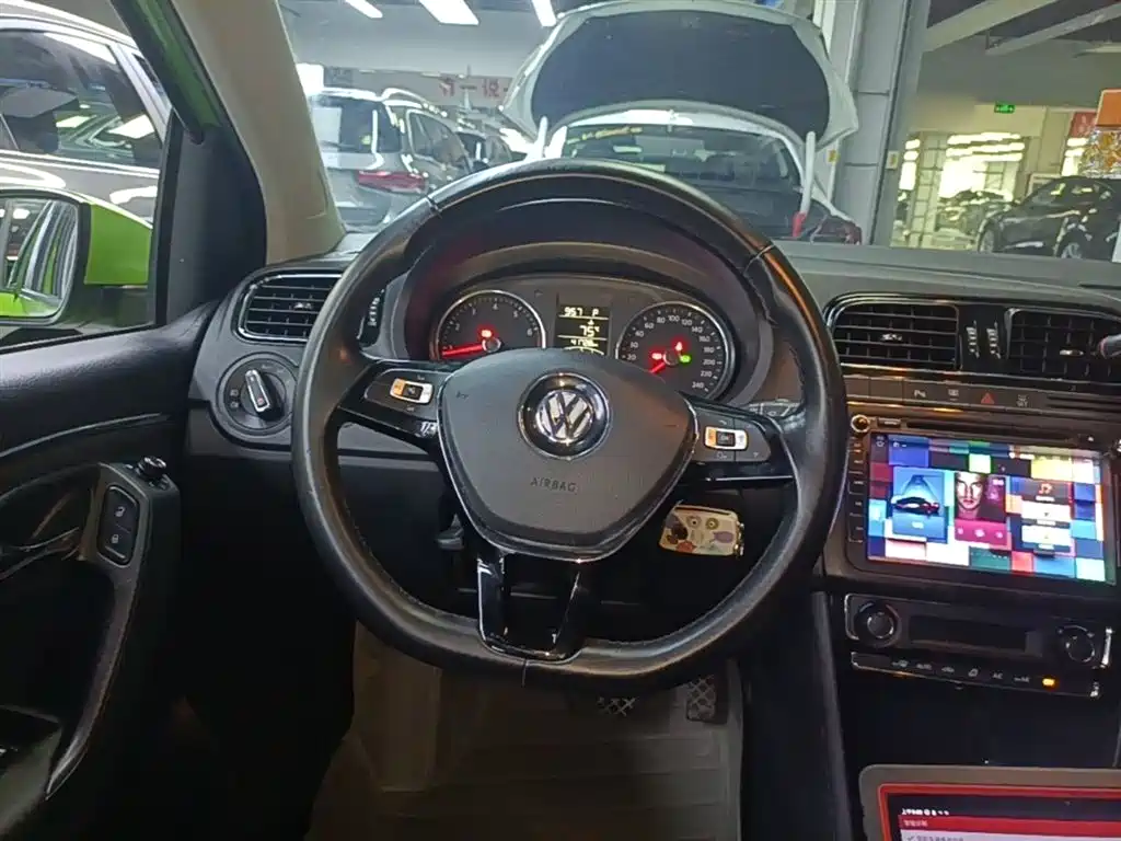 Volkswagen Polo 2015 — фото 11